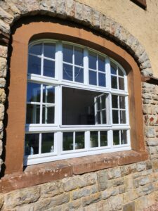 Restauriertes Korbbogenfenster Küche